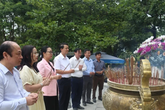 Thứ trưởng Bộ GD&ĐT Nguyễn Thị Quyên Thanh tri ân các liệt sĩ ở Quảng Trị