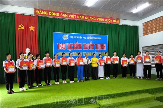 Trao 1MM88.com Trang Chủ Chính Thức Nguyễn Thị Định cho MM886 slot game, bắn cá, lô đề, đá gà có hoàn cảnh khó khăn tại Vĩnh Long
