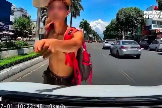 Trượt ván giữa làn ô tô, nam thanh niên thách thức tài xế "biết bố mày là ai không": Công an vào cuộc