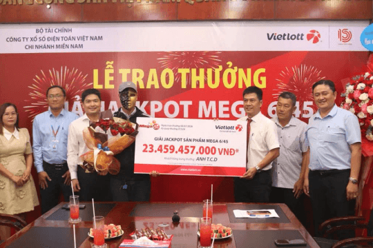 Tình cờ mua vé số dạo, trúng độc đắc 23,4 tỷ đồng