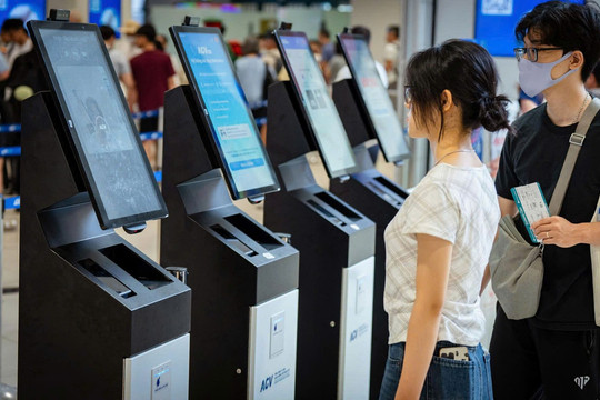 Sân bay Nội Bài trang bị hệ thống kiosk sinh trắc học, rút ngắn thời gian làm thủ tục