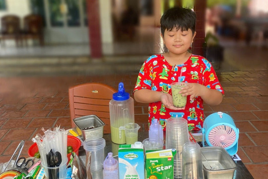 Nam sinh 11 tuổi tiết kiệm 1 triệu đồng để mở quầy trà sữa