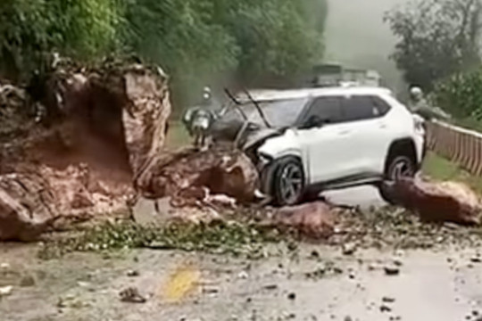 Đá lăn đè bẹp đầu ô tô ở Sơn La