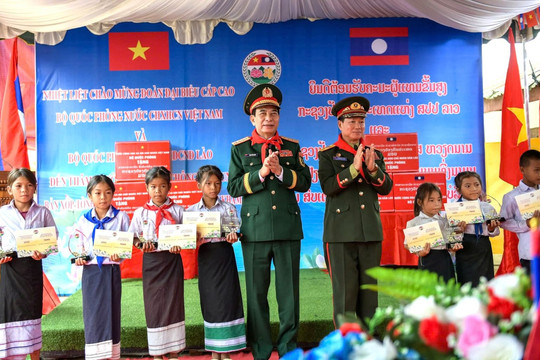 Bộ Quốc phòng Việt Nam - Lào trao học bổng cho học sinh có hoàn cảnh khó khăn nơi biên giới
