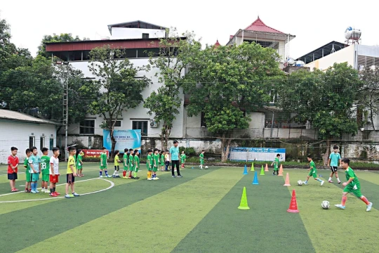 Lớp học không bục giảng hút học sinh dịp hè