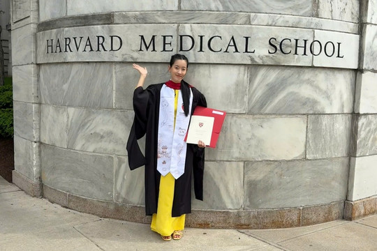 Món quà tặng ba mẹ của nữ sinh đạt GPA tuyệt đối đại học Y thuộc Harvard