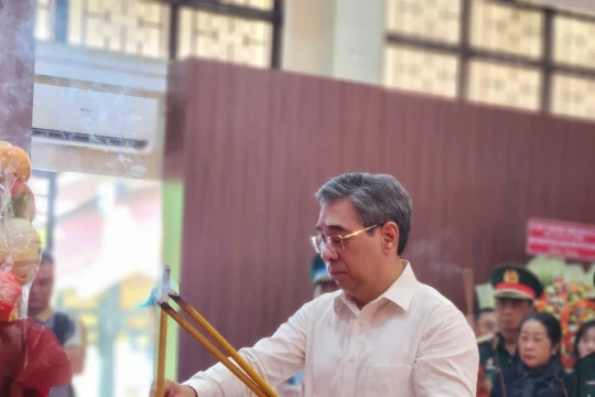 Dâng hương tưởng niệm Anh hùng liệt sĩ tại Công viên Lê Thị Riêng