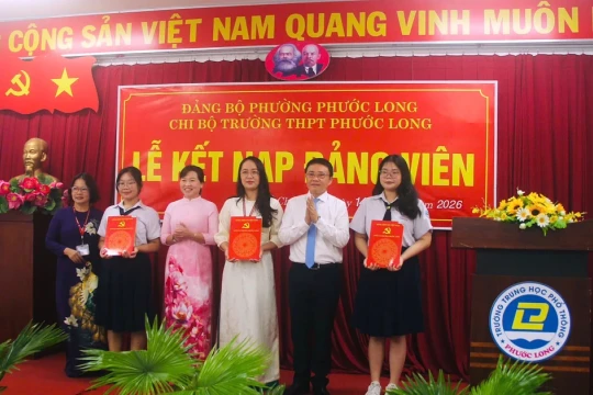 Hai học sinh Trường THPT Phước Long vinh dự đứng vào hàng ngũ của Đảng
