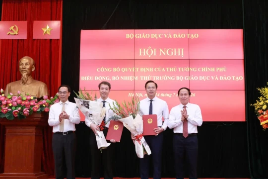 Phó Thủ tướng trao Quyết định điều động, bổ nhiệm hai Thứ trưởng Bộ GD&ĐT