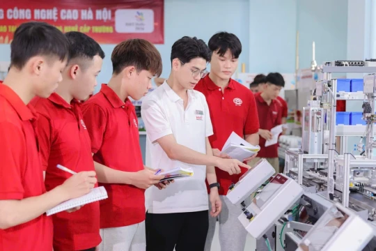 HHT nhận hồ sơ xét tuyển, nhập học với nhiều chương trình học bổng lớn