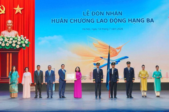 Vietnam Airlines đón nhận Huân chương Lao động hạng Ba và Bằng khen của Thủ tướng Chính phủ
