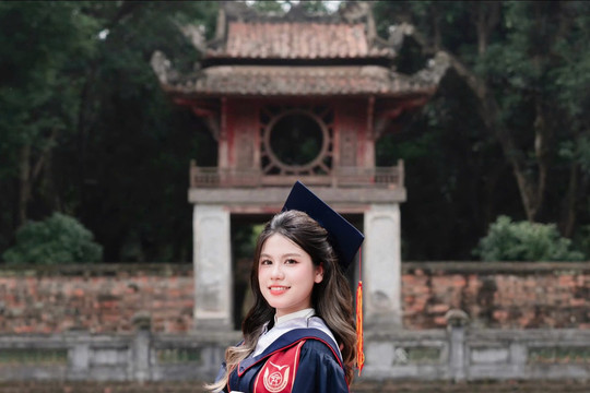 Sở hữu loạt thành tích đáng nể, nữ sinh giành thủ khoa đầu ra