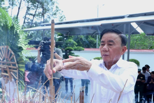 Đồng chí Trần Cẩm Tú, Thường trực Ban Bí thư  dâng hương tri ân các Anh hùng liệt sĩ