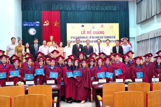 Cấp bằng chuyên khoa cấp I cho 37 bác sĩ trẻ tình nguyện về vùng khó khăn