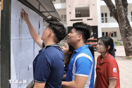 Thí sinh nộp lệ phí xét tuyển đại học theo hình thức trực tuyến