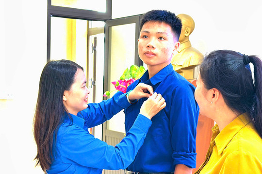Nam sinh lao ra biển cứu người nhận huy hiệu Tuổi trẻ dũng cảm