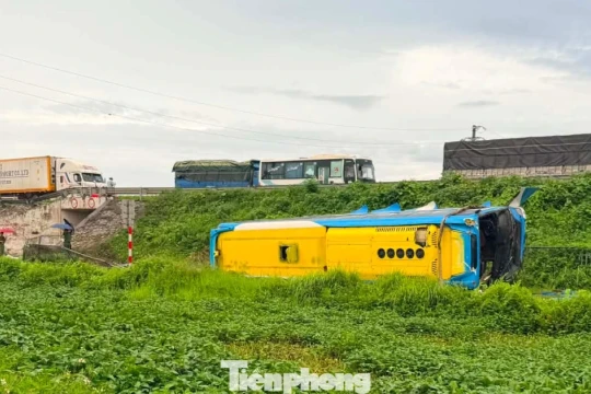 Ô tô khách mất lái khi di chuyển trên cao tốc Pháp Vân - Cầu Giẽ, 4 người tử vong