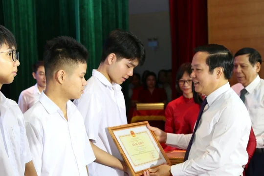 Hưng Yên tuyên dương 276 học sinh có thành tích xuất sắc