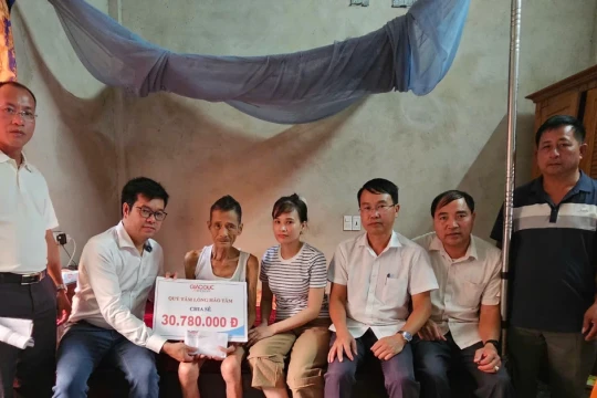 Trao hơn 30 triệu đồng đến người vợ 'xin đổi kiếp sau để cứu chồng, con'