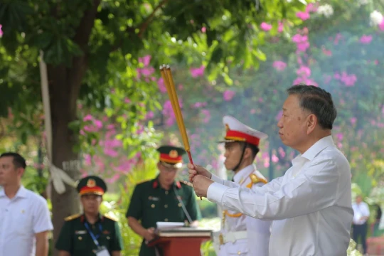 Tổng Bí thư, Chủ tịch nước Tô Lâm dâng hương tưởng niệm các Anh hùng liệt sĩ tại TPHCM