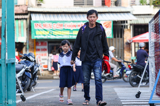 Bối rối vì con phải học xa nhà 10-12 km