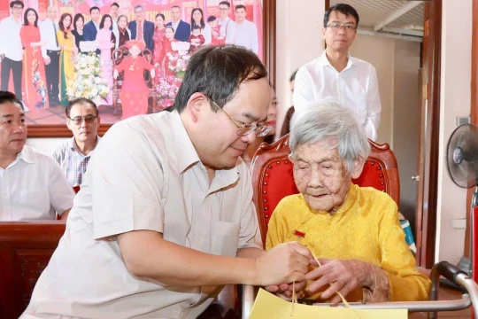 Bí thư Tỉnh ủy Quảng Ninh thăm, tặng quà Mẹ Việt Nam Anh hùng