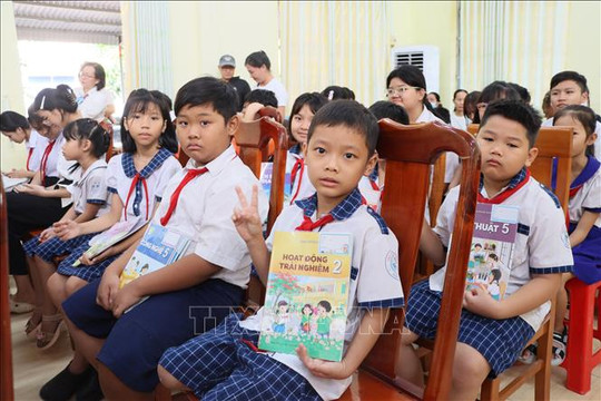 Từng bước thực hiện phổ cập sách giáo khoa miễn phí