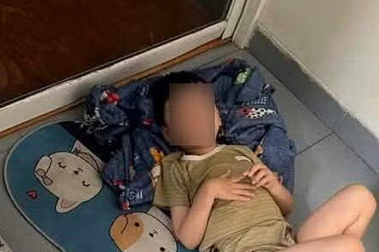 Giáo viên mầm non bị tố bắt trẻ ngủ trước cửa nhà vệ sinh: Bé làm ồn, không ngủ trưa nên bị cô phạt
