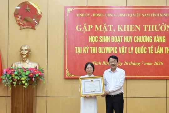 Ninh Bình thưởng 500 triệu đồng cho nữ sinh đoạt HCV Olympic Vật lí quốc tế