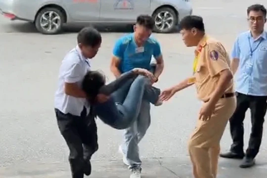 Đạt 90 điểm sát hạch lái xe, nữ học viên bất ngờ ngất xỉu