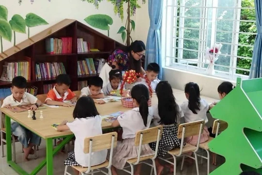 Điều kiện chuyển từ nhân viên thiết bị trường học sang văn thư