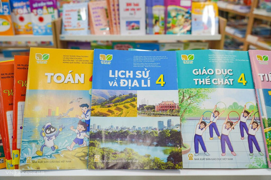 Những địa phương đầu tiên miễn phí sách giáo khoa