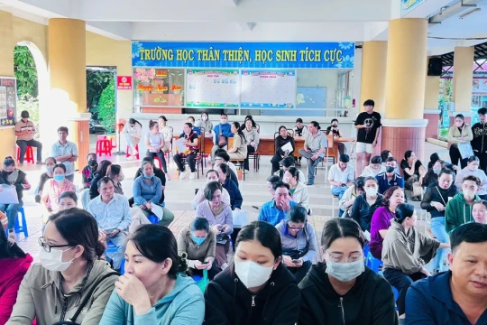 Hồ sơ xét tuyển bổ sung lớp 10 TPHCM tăng mạnh, nhiều trường sớm vượt chỉ tiêu