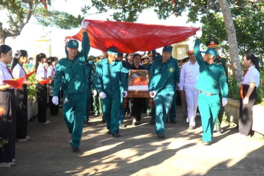 Quê hương đẫm nước mắt ngày anh về đất mẹ