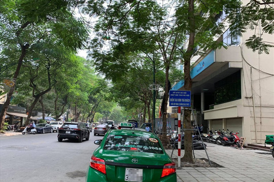 Tất cả người đến và ở Hà Nội chú ý: Quy định xử phạt mới liên quan tới việc dừng, đỗ xe đã được áp dụng