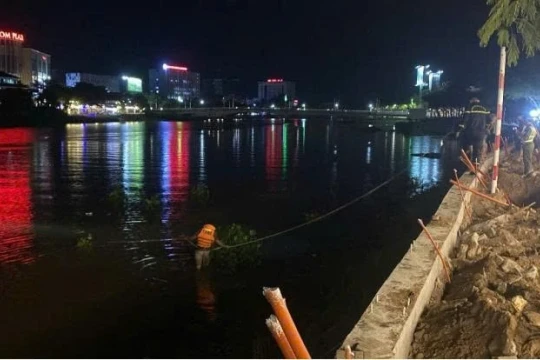 Khẩn trương tìm kiếm cháu bé đuối nước mất tích trên rạch Long Xuyên