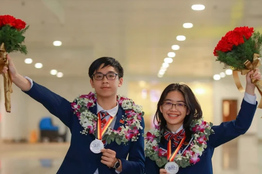 Đôi bạn lớp 11 đạt điểm xét tuyển tuyệt đối vào Đại học Bách khoa Hà Nội
