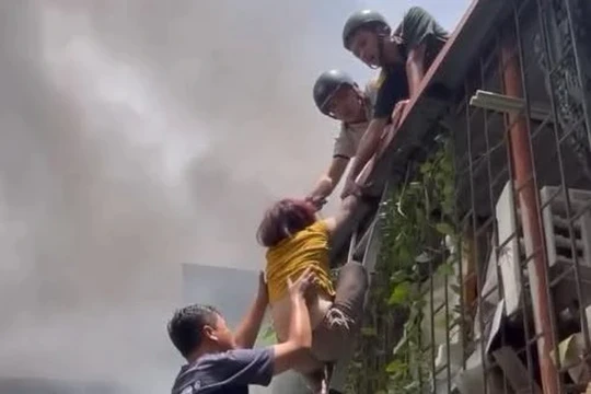 Hà Nội: Người phụ nữ cùng hai cháu bé thoát nạn trong vụ cháy nhà cao tầng