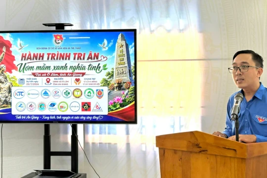 Ấm áp Chương trình 'Hành trình tri ân - Ươm mầm xanh nghĩa tình' tại An Giang