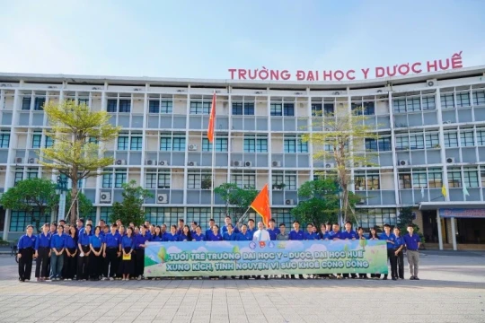 Hơn 300 'chiến sĩ áo trắng' Trường ĐH Y Dược Huế ra quân mùa hè xanh