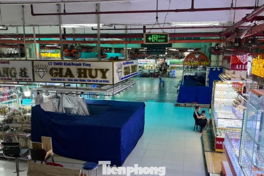 Ngỡ ngàng loạt tiệm vàng, kim cương ‘trùm mền’ giữa chợ