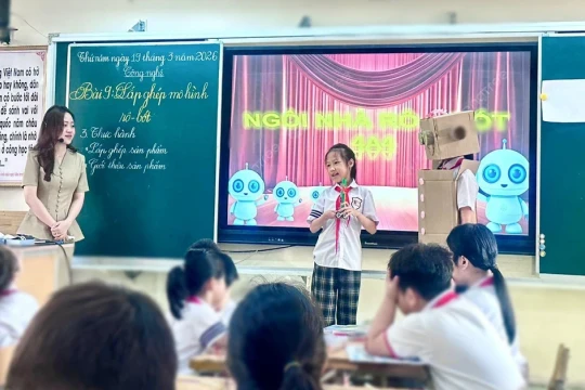 Quảng Ninh đưa đón học sinh đến trường bằng xe buýt trong năm học mới