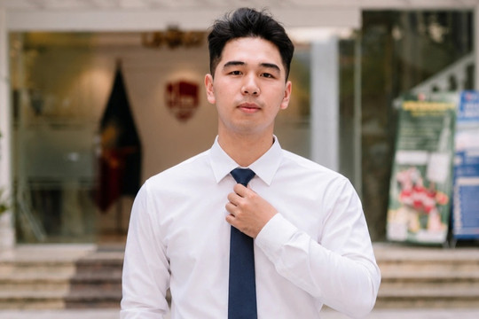 Thủ khoa đầu ra toàn khoá Trường ĐH Kinh tế: " Thần tượng của em là bố mẹ"