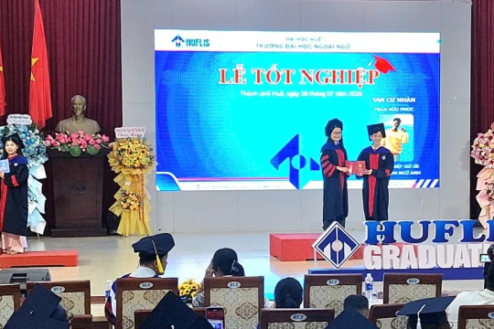Trường ĐH Ngoại ngữ Huế trao bằng cử nhân văn bằng 2 cho 773 học viên
