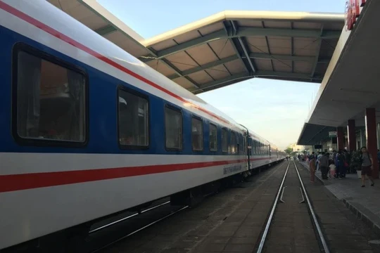 Tàu Bắc - Nam dừng khẩn cấp cứu hành khách