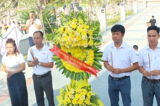 Báo Giáo dục và Thời đại dâng hương tri ân các Anh hùng liệt sĩ