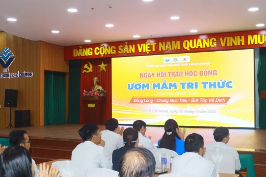Trường quảng cáo học bổng 100% học phí nhưng sinh viên phải đi làm để 'hoàn lại'