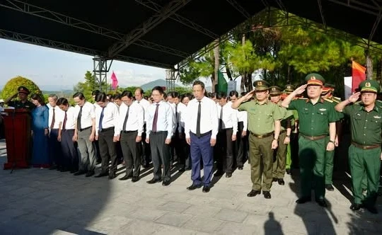 Lãnh đạo TP Huế dâng hương tri ân các Anh hùng liệt sĩ nhân ngày 27/7