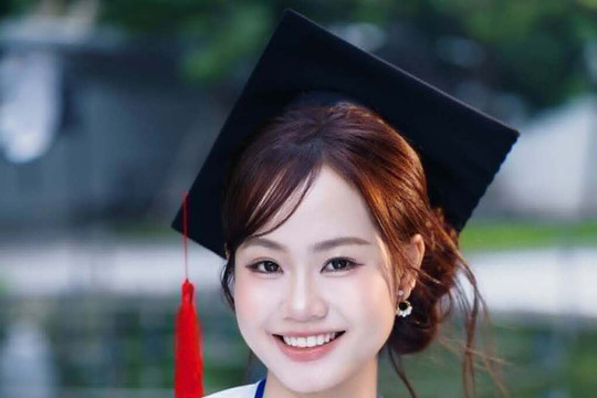 Từ cô gái bán đồ cũ đến thủ khoa điểm tuyệt đối
