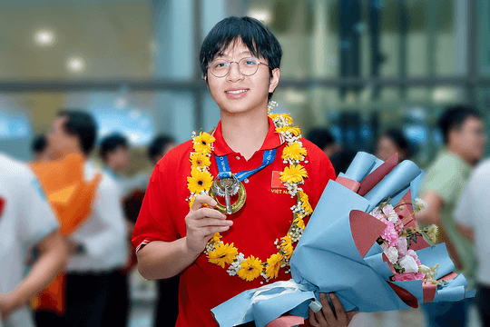 Thủ khoa kép giành 'cú đúp' huy chương vàng Olympic Hóa quốc tế
